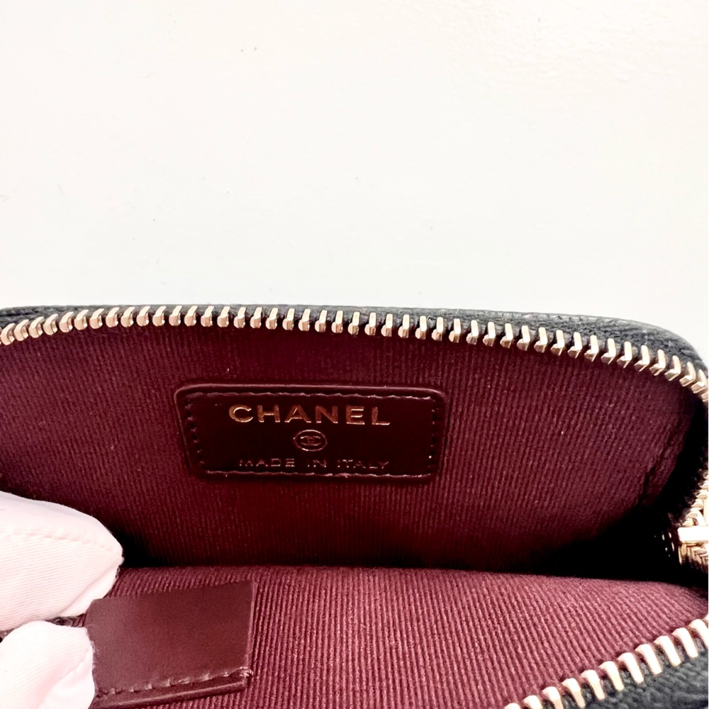 🔥 CHANEL Caviar Quilted Zip Card Holder
Wallet in Black with gold hardware - Picture 11 of 13